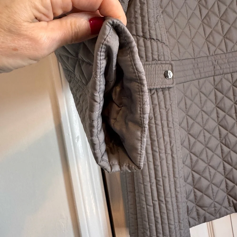 Liz Claiborne Quilted Puffer Jacket in Light Gray, Size XL, Zipper, Button, Hood - Picture 8 of 16